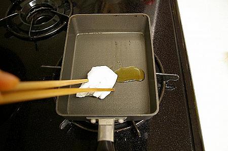 ④ フライパンにごま油を薄くひく。（余分な油はペーパーで拭き取る）
