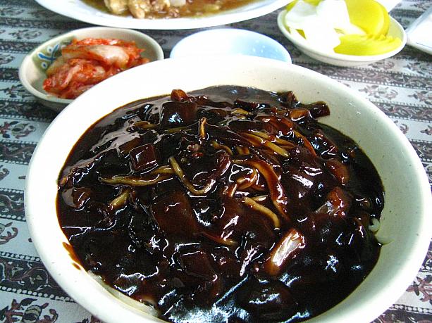 チャジャンミョンを食べる日！この真っ黒なソースがかかった麺は、中国の炸醤麺(ジャージャー麺)がもとになったと言われる韓国風中華料理の定番～。