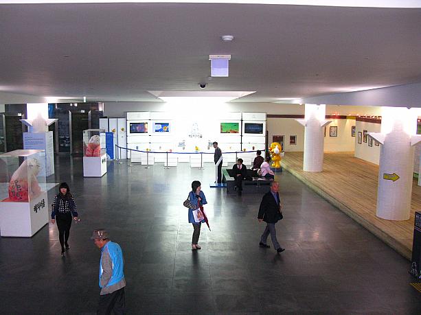 地下鉄５号線カンファムン駅と直結しているこちらの広場。広場から、地下鉄駅に向かう階段を下りると「ヘチマダン」(ヘチ広場)というスペースがあるのですが・・・