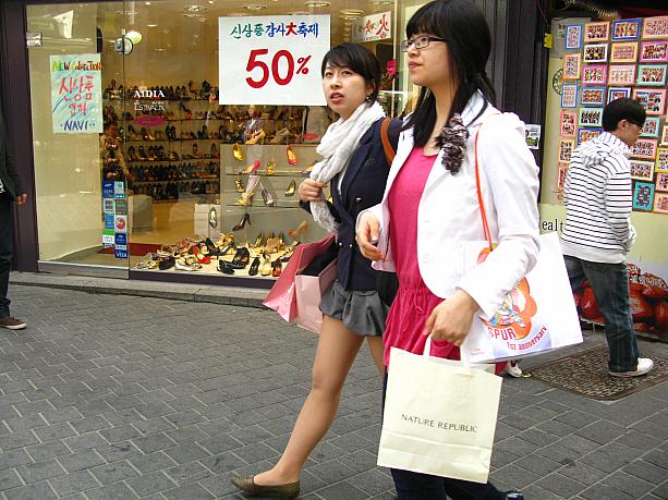 現地の女の子も、ショッピングバッグをいくつも提げて歩いています～。まさにショッピング天国ですね！