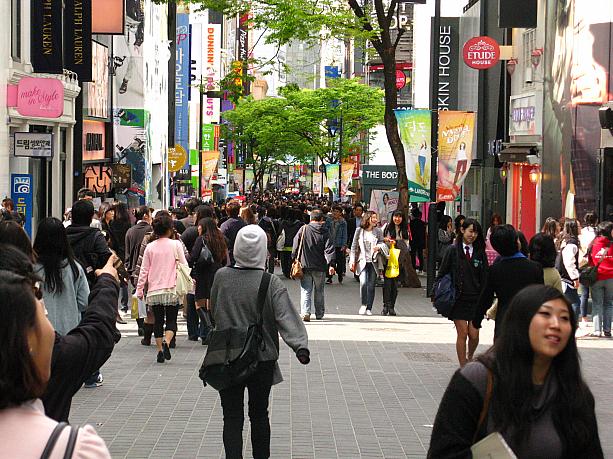 金曜日の明洞(ミョンドン)。いつもにぎやかなこの街だけれど、週末には道を通り抜けるのが大変なくらいの人出になることも。今日、金曜からどんどん人が増えていきます～。