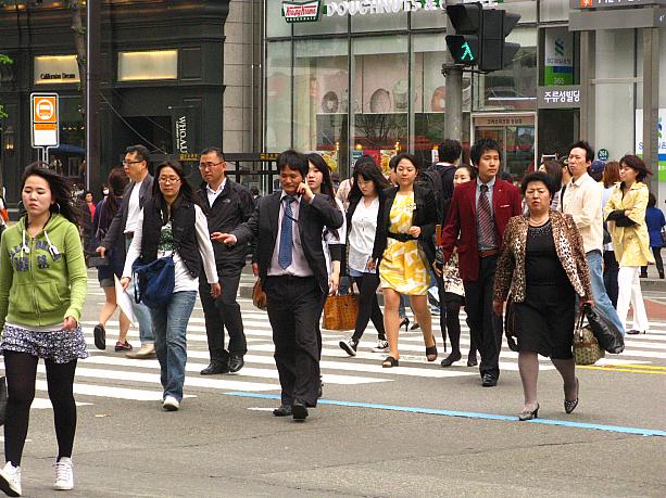街の風景はいつもと同じ、慌しい平日！