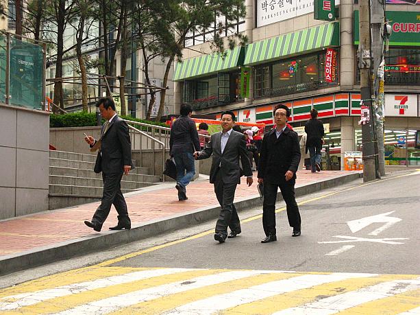 韓国にはGWなんて無いので、今日は普通の月曜日～。オフィス街にはいつものようにサラリーマンたちがいっぱいです～。