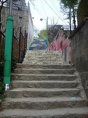私の家から言語教育院に行くにはこのキツイ階段を…TT