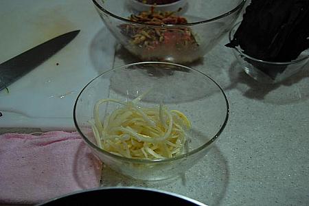 ③トラジ（ききょうの根）とゴサリ（わらび）は塩もみして水気を切った後、調味料Ｂで下味をつける