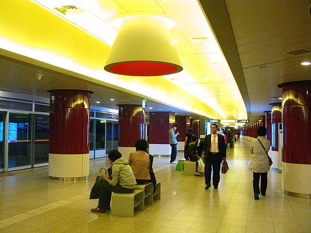 こっちは柱、電灯、ベンチやゴミ箱までもが特に他の駅とは違って、ちょっぴりオシャレかも～。そうか、「東大門デザインパーク」ができる予定なので、ちょっとアートなカンジにしているのかな！？？