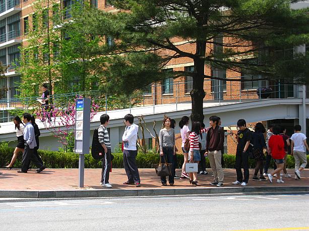 バスを待つ学生たち。