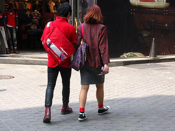 タイツやレギンス無しでも、もう寒くはない季節。このカラフルソックスは、洋服の一部の色に合わせるのがコーディネイトのコツみたい！？