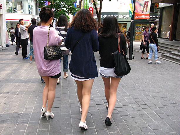 もう少し暑くなったら、素足でショートパンツにゴツめヒール、スニーカーかフラットシューズのいずれかを合わせた、こんなファッションがもっと多くなりそう！？