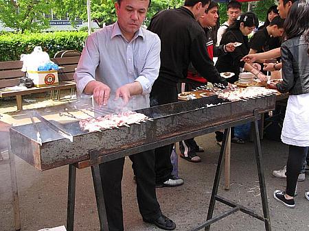 ウズベキスタンの露店。ここも大盛況で、忙しそうに串焼きを焼いていました。