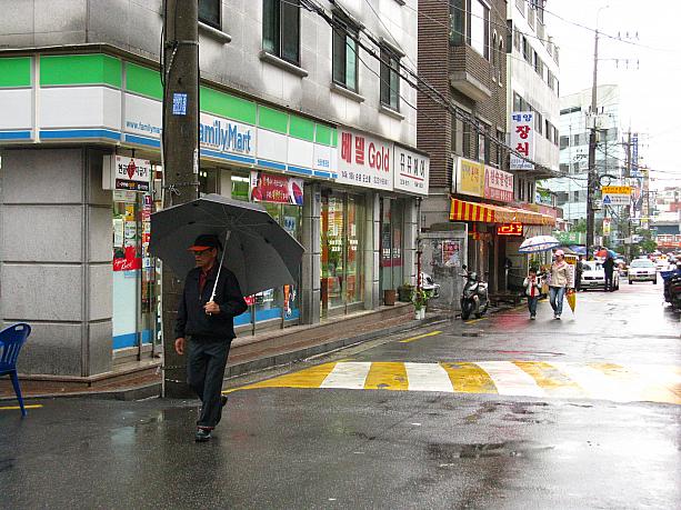 雨でちょっぴりどよーんとしている今日。コンビニの前を通りかかると・・・