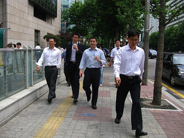 ランチから会社への帰り道にドリンクを飲みながら歩いているグループってホントに多いなー！お腹も満たされて、みなさん表情も和やかな雰囲気！？＾＾