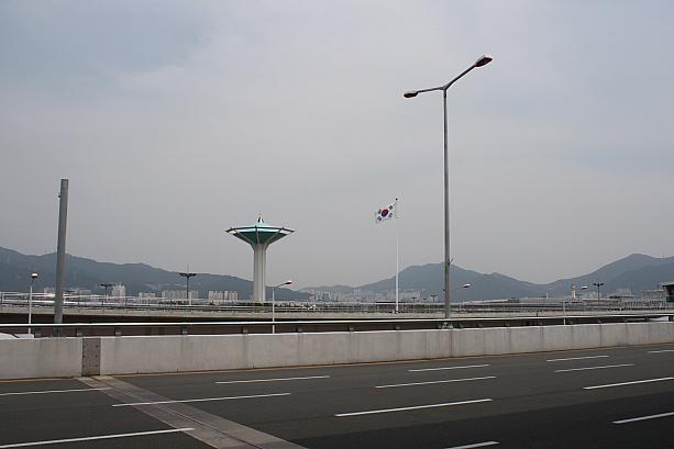 管制塔と脇には韓国の国旗が！