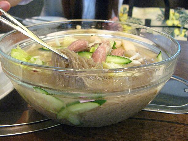 ガラスの器に盛られた、冷たい麺料理。見た目にも涼しさが感じられて、夏にぴったり！んん？それにしても普通の冷麺とはちょっと違うようだし、なんだか見慣れない食べ物！？