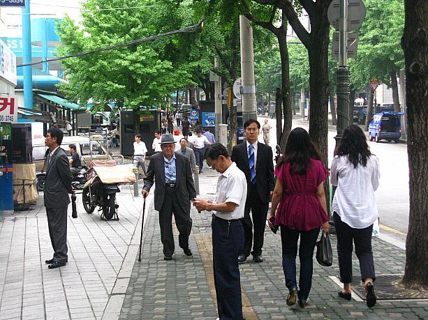 朝方には雨が降り、今日もムシムシと暑いソウル。ちょうどランチタイムくらいの街の一角に・・・