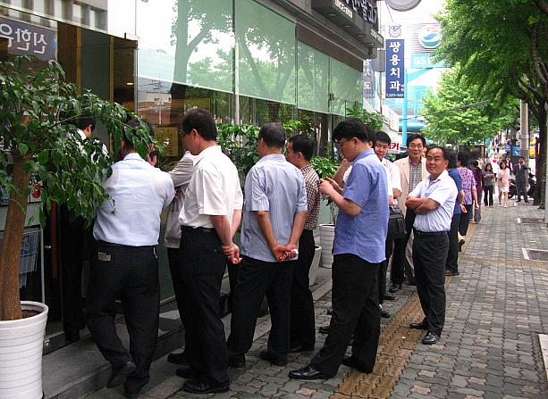 こんな行列のお店が～。