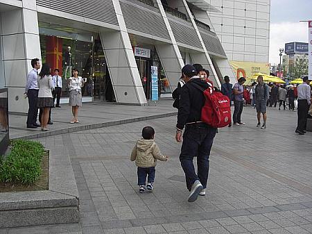 斗山タワー前を散歩する息子