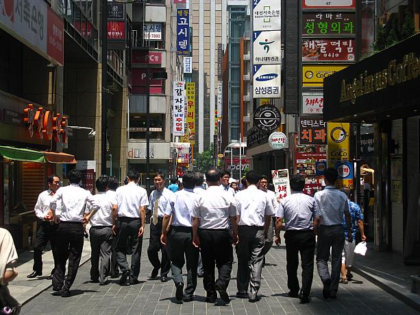 ランチタイムになると会社員たちの姿が。この辺りにはオフィスもたくさんありますもんね！