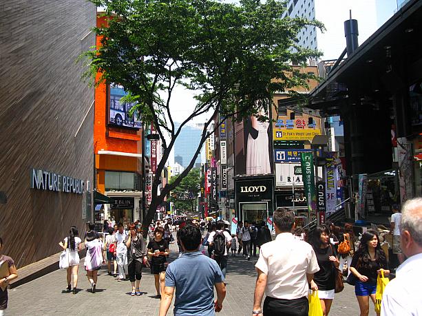 いつもショッピングや街歩きをする人であふれている明洞(ミョンドン)ですが・・・