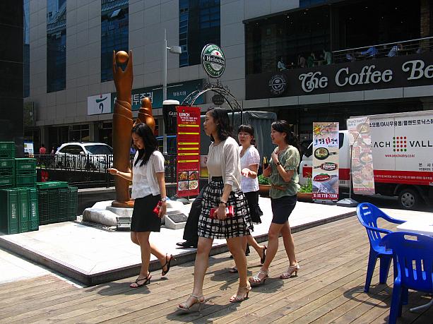韓国OLたちのオフィス服。日本とはどこか違いますよね～。