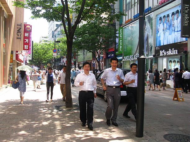 食後はおきまりの、カップドリンクを飲みながら再びオフィスへ～。今日も暑いですが、午後からも頑張りましょう！！＾＾