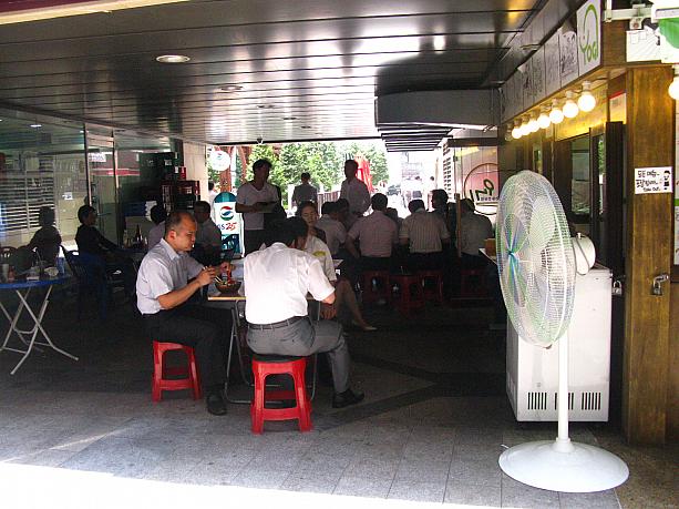 プンシッ(軽食)店は会社員たちでいっぱい。