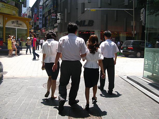 韓国では何人かで連れだってランチに行く人がほとんど。お財布だけ持って歩く姿は日本とよく似ている！？