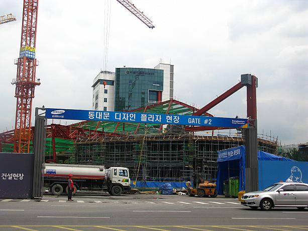 以前、東大門運動場だった場所に建設中のデザインパーク。大きな建物の骨組みが大分できているみたい！？長い時間をかけて整備中のこの公園、完成した後も新しい名所としてちゃんと成功すればいいですネ。