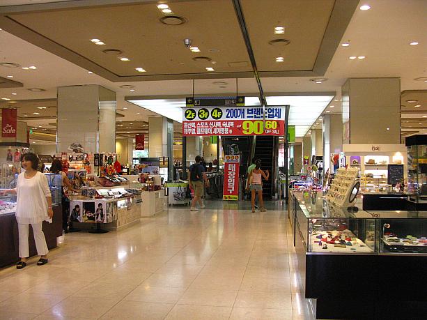 １階はこんなカンジである程度お店が入っているように見えますが・・・