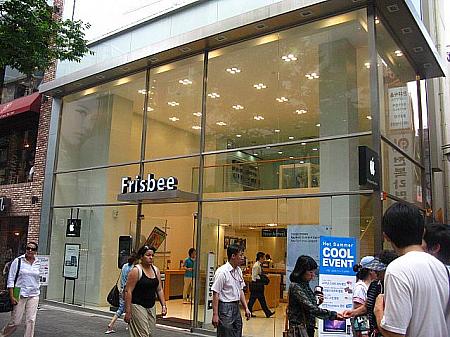 「明洞中央通り」のアップル製品専門ショップ「Frisbee」のすぐ２、３軒隣りに、先日アンドロイド搭載のサムスン製スマートフォン「ギャラクシーS」を発売したばかりの携帯電話会社「SKテレコム」の大きなショップが。ガラス張りのデザインが似ている！？韓国でもスマートフォン市場はさらに活発に。ちなみに韓国では、iphone4Gの発売はまだ。