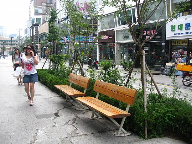 所々に街路樹が植えられ、ベンチもあります！