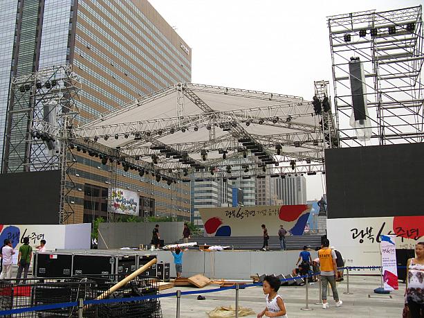 「光復節65周年記念音楽会」が14日土曜日の午後8時から開かれるそう～。<br>こんな大きなステージが組み立てられていましたよ！
