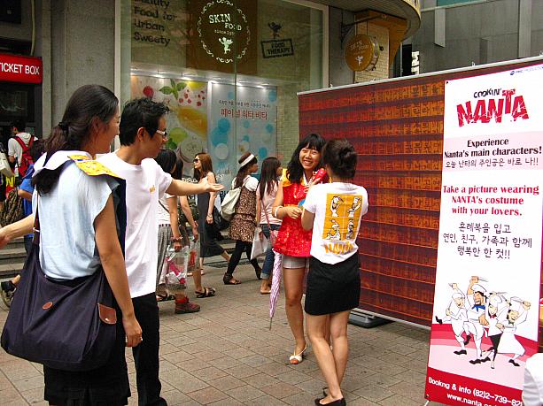 何々、記念撮影ができるんですって！？<br>スタッフに手伝ってもらって準備をしている女の子たちが～。