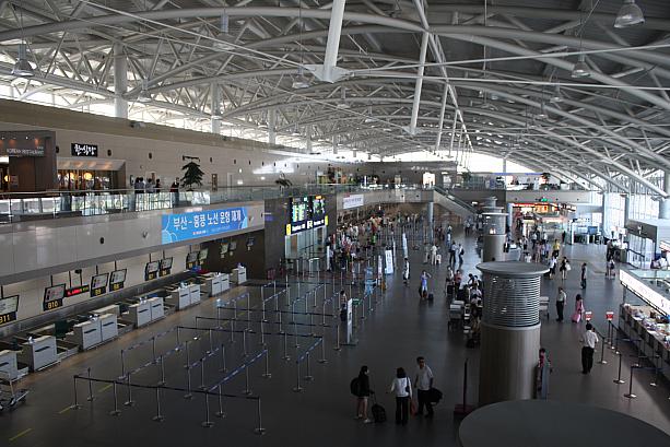 空港3階から下を見ると、出発ゲートが一望できます！
