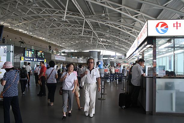 夏休みシーズン、空港はたくさんの人で賑わっています！