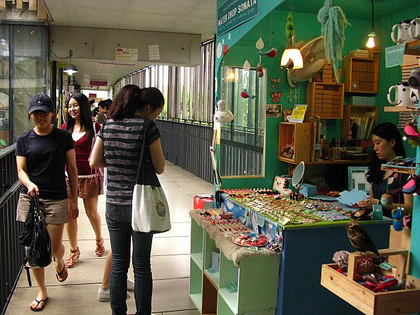 他にはない手作りの品もたくさん売っているから、ぶらぶらと歩くだけでも楽しい！