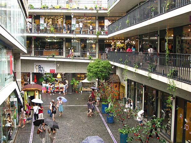 屋根付きの通路に沿って、伝統工芸品やちょっと変わったファッショングッズ、インテリアなどを売るお店がズラリ！