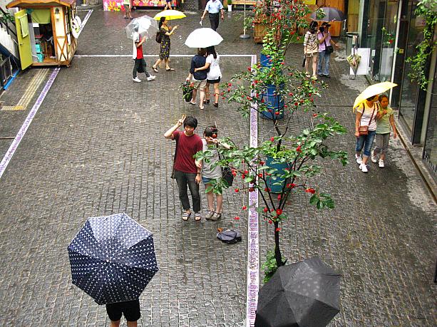 ステキな建物をバックに、外でも思わず傘無しで撮っちゃう！？