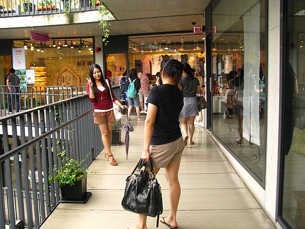 記念写真だって、傘をささずにハイ、チーズ！