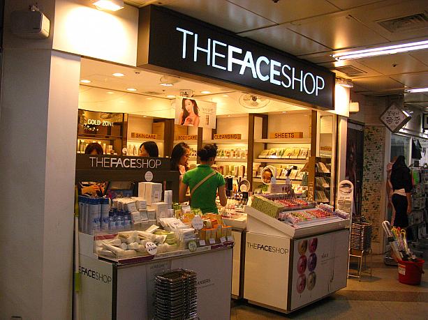 フェイスショップもありますョ。なんと日本語を話す店員さんもいました～。<br>新沙駅というともともと観光地ではないけれど、<br>この近くにある「新沙洞カロスキル」には観光で訪れる人が以前よりもぐっと増えたし、<br>観光客にも便利な駅になりつつあるのかも！？