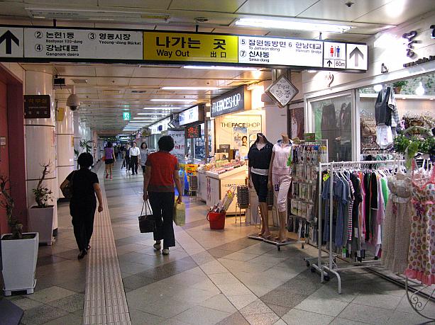 こちらは地下鉄3号線の新沙(シンサ)駅。改札を出ると、お店がずら～っと並んでいます。