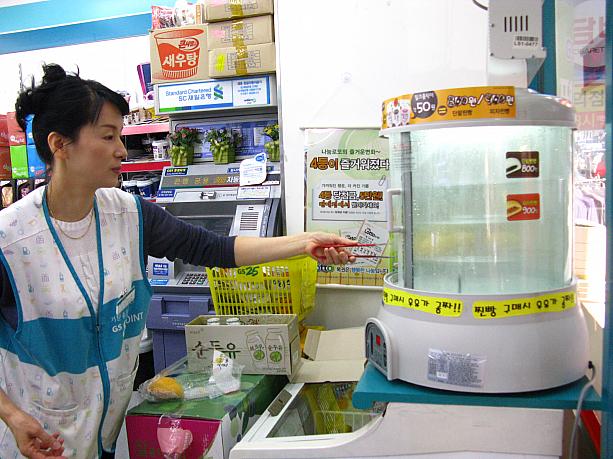 お店の中ではスタッフが肉まんの準備をしています！<BR>聞いてみると今日から始めたそうで、これが今季初の肉まんとか！