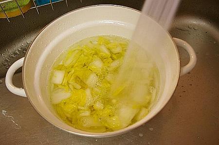 ⑦	白菜は水で洗い、しっかりと水気を絞る。