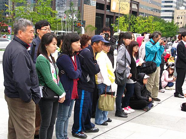 不思議な演技に、観客たちはじーっと見入っています！