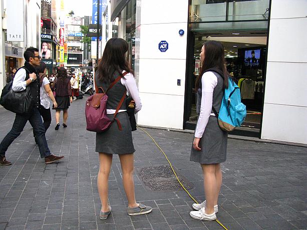 日本とは違う、韓国の制服。スカートは、こんなタイトなのが定番。<br>日本の女子高生たちがスカートを短くするように、韓国の子たちはより細くタイトにするとか！？