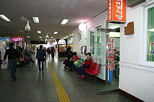 駅で慶州名物、慶州パンとチャルボリ（麦）パンをお土産に。