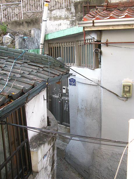 こんな細い路地にある住宅にまでも。<br>とりあえず来年は移行期間として現住所と新住所が両方使われ、<br>再来年から公式に用いられるようになるそうですよ！