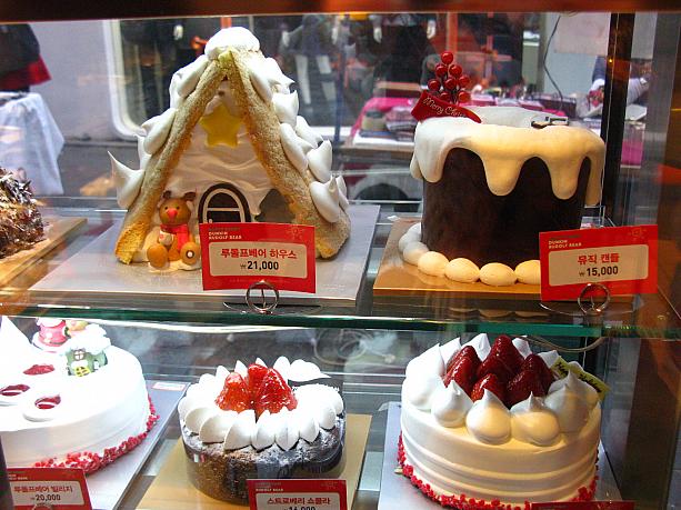 スタンダードなイチゴののった白い生クリームケーキにチョコレートケーキ。お家型に・・・<br>あ、右上のはキャンドル型なんだそう！
