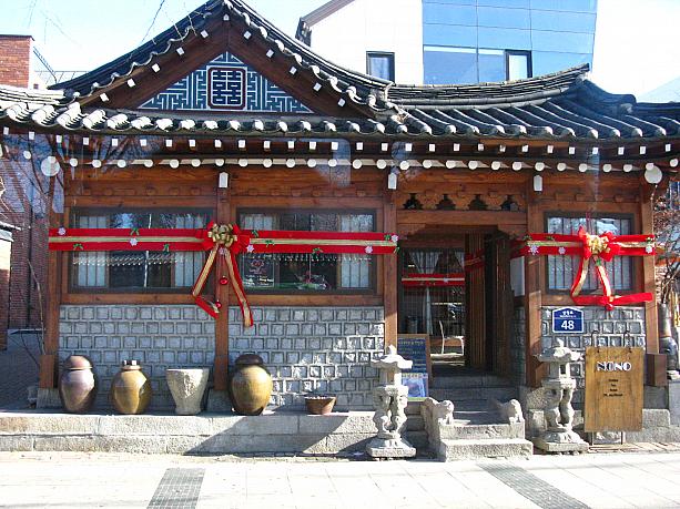 わわっ、こちらの韓屋カフェは建物全体がクリスマスプレゼントに！？<br>三清洞でもクリスマスです～。