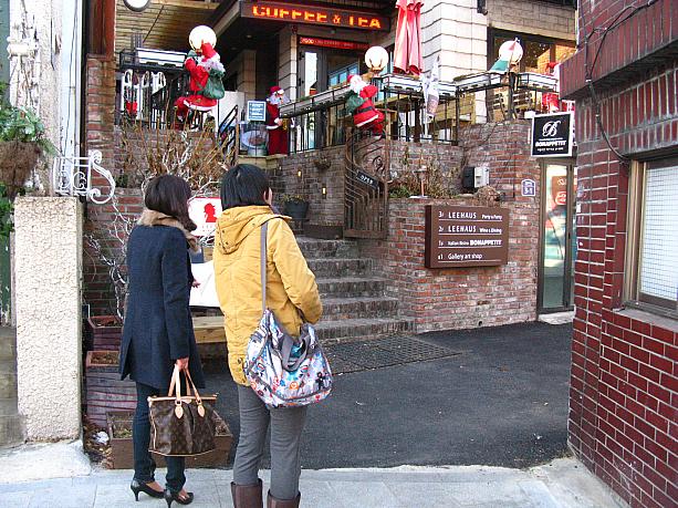 「この路地の先には、何があるのかな～～！？」三清洞は、現地の人々にも人気のエリア。